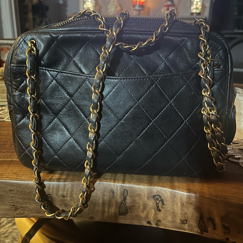 CHANEL Black Quilted Leather Shoulder Bag with Gold Chain - Picture 12 of 13
